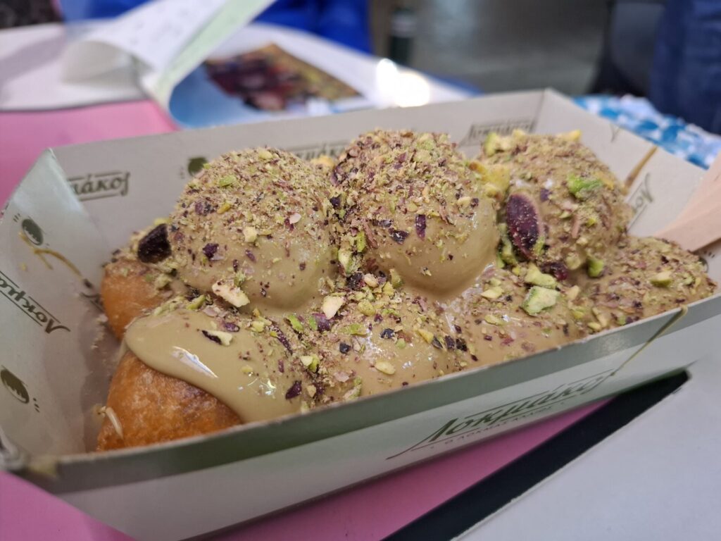 לוקומודס של לוקמאקוס עם רוטב פיסטוקים