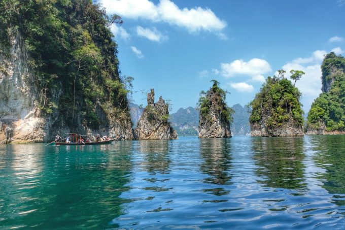 פארק לאומי קאו סוק – חוויה קסומה בתאילנד כולל סיור עם לינה באגם צ'או לאן