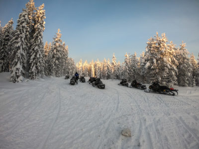 אופנועי שלג בהרים – אטרקציה חורפית ברובניימי, פינלנד